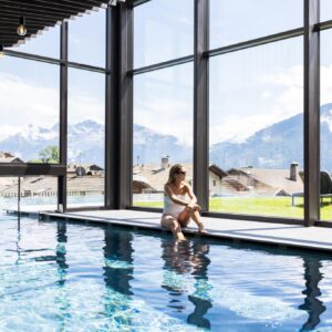 Facciate vetrate con porta automatica per piscina e facciate "tutto vetro", Hotel Weisses Kreuz