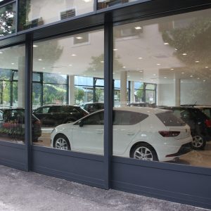 Automatische Fassadenöffnung, Autohaus
